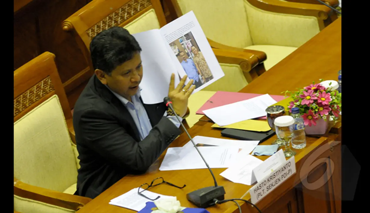 Plt Sekjen PDI Perjuangan, Hasto Kristiyanto menunjukan bukti foto pertemuan Abraham Samad dengan petinggi Partai PDI Perjuangan, Jakarta, Rabu (04/02/2015). (Liputan6.com/Andrian M Tunay)