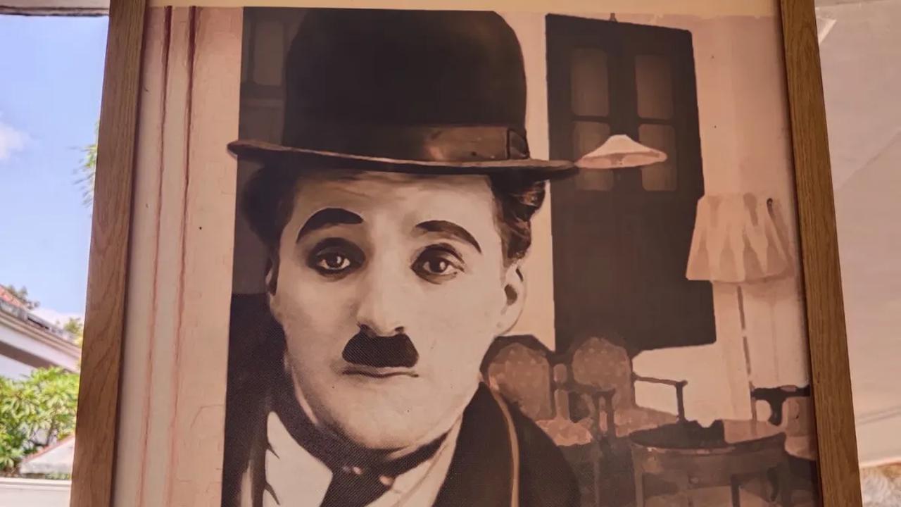 Tak hanya itu, komedian dunia Charles Spencer Chaplin atau yang lebih dikenal Charlie Chaplin juga pernah menginap di hotel ini bersama dengan kakaknya Sidney Chaplin pada 1932.