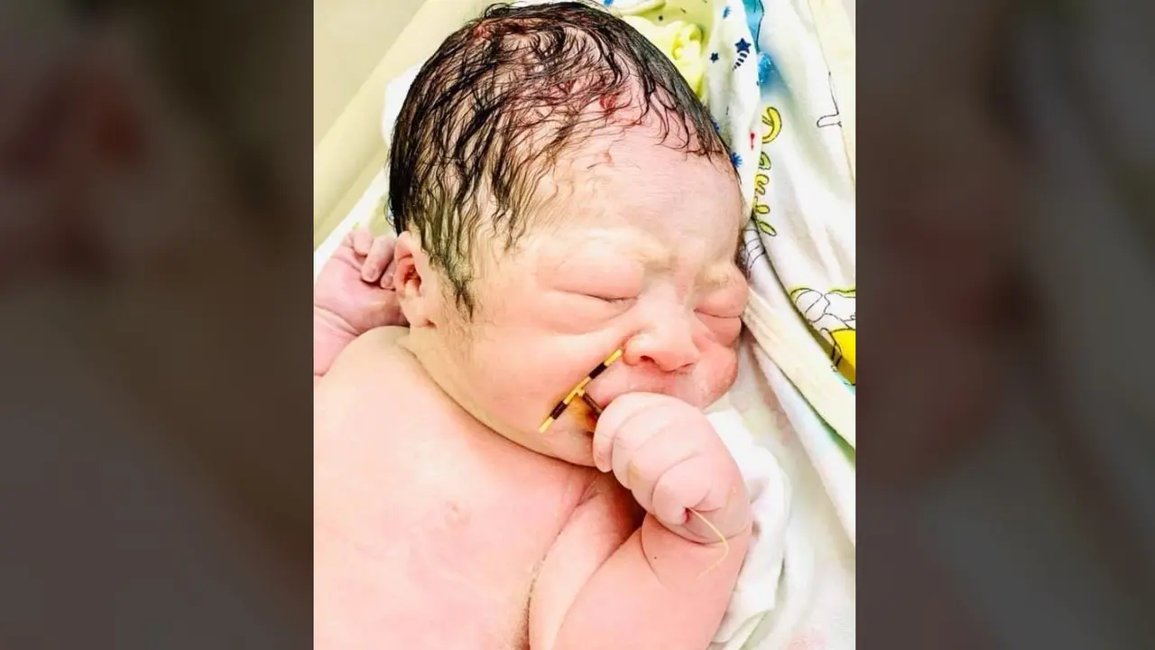Bayi baru lahir memegang IUD