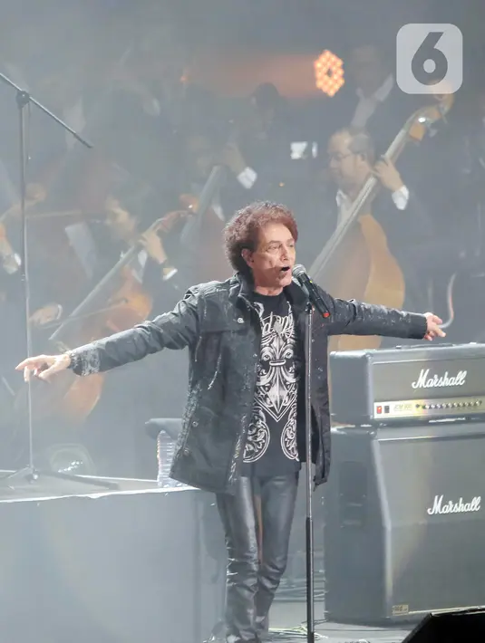 <p>Konser Emas 50 Tahun God Bless disaksikan langsung oleh ratusan penonton yang memenuhi seisi stadion. Tidak saja dari kalangan orang tua, tapi juga anak muda. (Liputan6.com/Angga Yuniar)</p>