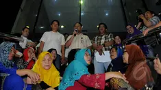 Bambang Widjojanto memberikan sambutan saat kaum ibu usai mengadakan pengajian di halaman KPK, Jakarta, Selasa (17/2/2015).(Liputan6.com/Faisal R Syam)
