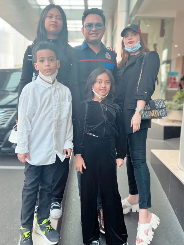 Shyalimar Malik bersama suami dan anak-anaknya (ist)