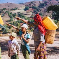 Foto seorang pria memanggul kedua orangtuanya menggunakan keranjang rotan menjadi viral. Bagaimana kisah dibalik foto tersebut? | pexels.com/@clive-kim-2523249