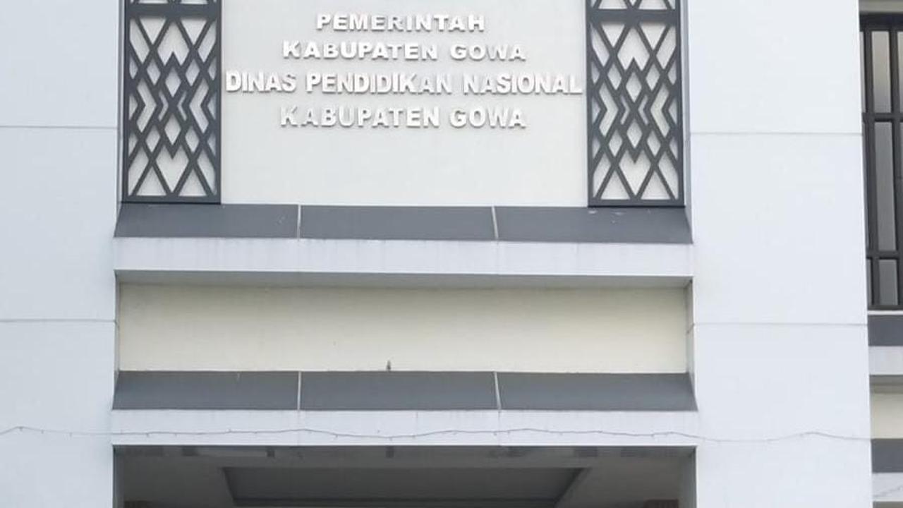 Polisi menggeledah lima lokasi terkait penyelidikan dugaan korupsi seragam sekolah di Pemkab Gowa di Kantor Bupati Gowa, Kamis (30/7). (merdeka.com/Fajar Ihwan).