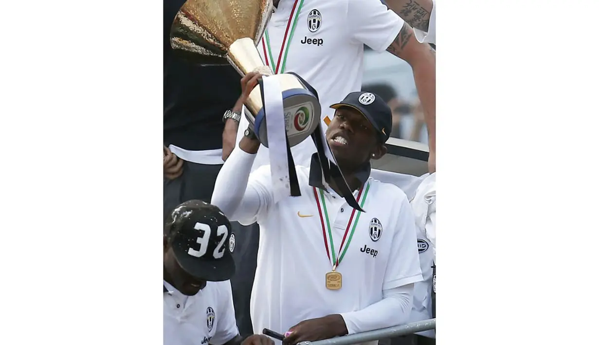 Gelandang Juventus, Paul Pogba mengangkat trofi saat perayaan gelar Scudetto di Turin, Italia, (18/5/2014). (AFP PHOTO/Marco Bertorello)