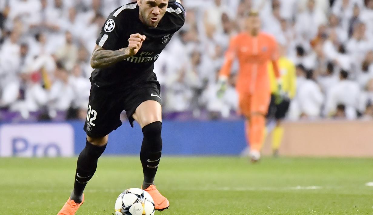Namun penawaran PSG membuat Dani Alves harus berpaling. Hal tersebut disebabkan karena Alves ingin lebih dekat dan sering bertemu dengan keluarganya. (AFP/Christope Simon)