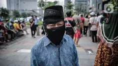 Warga antre makanan gratis di kawasan Sudirman, Jakarta, Jumat (8/5/2020). Bagi-bagi makanan ini dilakukan sebagai bentuk kepedulian untuk pengemudi ojol dan warga sekitar yang terdampak kebijakan penanganan virus corona, seperti work frome home dan physical distancing. (Liputan6.com/Faizal Fanani)