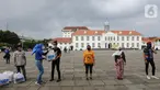 VP Accommodation tiket.com Cisyelya Bunyamin secara simbolis membagikan paket sembako kepada komunitas seniman di Kota Tua Fatahillah, Jakarta, Kamis (06/05/2021). Kegiatan sosial yang merupakan program CSR ketiga tahun 2021 juga digelar di Yogyakarta dan Bali. (Liputan6.com/Fery Pradolo)