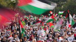 Pengunjuk rasa menuntut segera dihentikannya serangan Israel di Gaza. (AP Photo/Dita Alangkara)