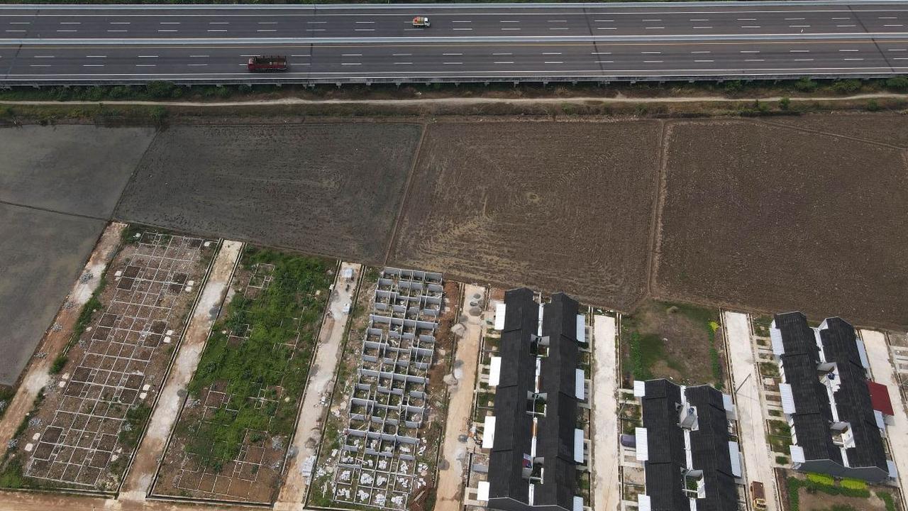 Selanjutnya ada Kredit Bangun Rumah (KBR),&nbsp;produk pembiayaan yang diberikan kepada peserta yang ingin membangun rumah pertama di atas tanah milik sendiri/pasangan.<br>