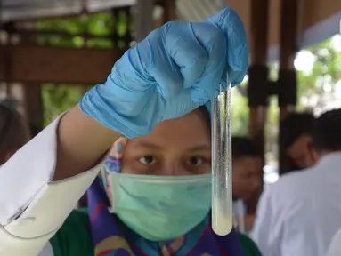 Petugas Laboratorium Kesehatan Daerah Provinsi DKI Jakarta menguji sampel jenis makanan pedagang kaki lima (PKL) binaan di Bundaran HI, Jakarta, Rabu (27/11/2019). Pengambilan sampel ini untuk memeriksa makanan yang mengandung bahan kimia seperti boraks dan formalin. (merdeka.com/Imam Buhori)