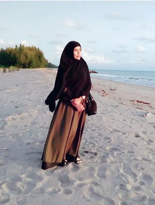 Setelah memutuskan berhijrah, pemilik nama lahir Princess Cinta Penelope itu akan terus belajar memperbaiki diri. Tidak hanya penampilan luar, tapi juga ingin menjaga tingkah laku seperti layaknya wanita muslimah. (Instagram/princess_cinta_penelope)