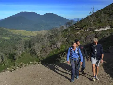 Pengunjung saat mendaki Gunung Ijen di Banyuwangi, Jawa Timur. Kawah Ijen menjadi salah satu destinasi wisata alam yang paling diminati wisatawan, terutama saat libur akhir tahun. Keindahan panorama alamnya yang khas, mulai dari danau kawah berwarna hijau toska hingga fenomena blue fire yang telah dikenal dunia, menjadikan kawasan ini selalu ramai dikunjungi wisatawan domestik maupun mancanegara. (merdeka.com/Arie Basuki)