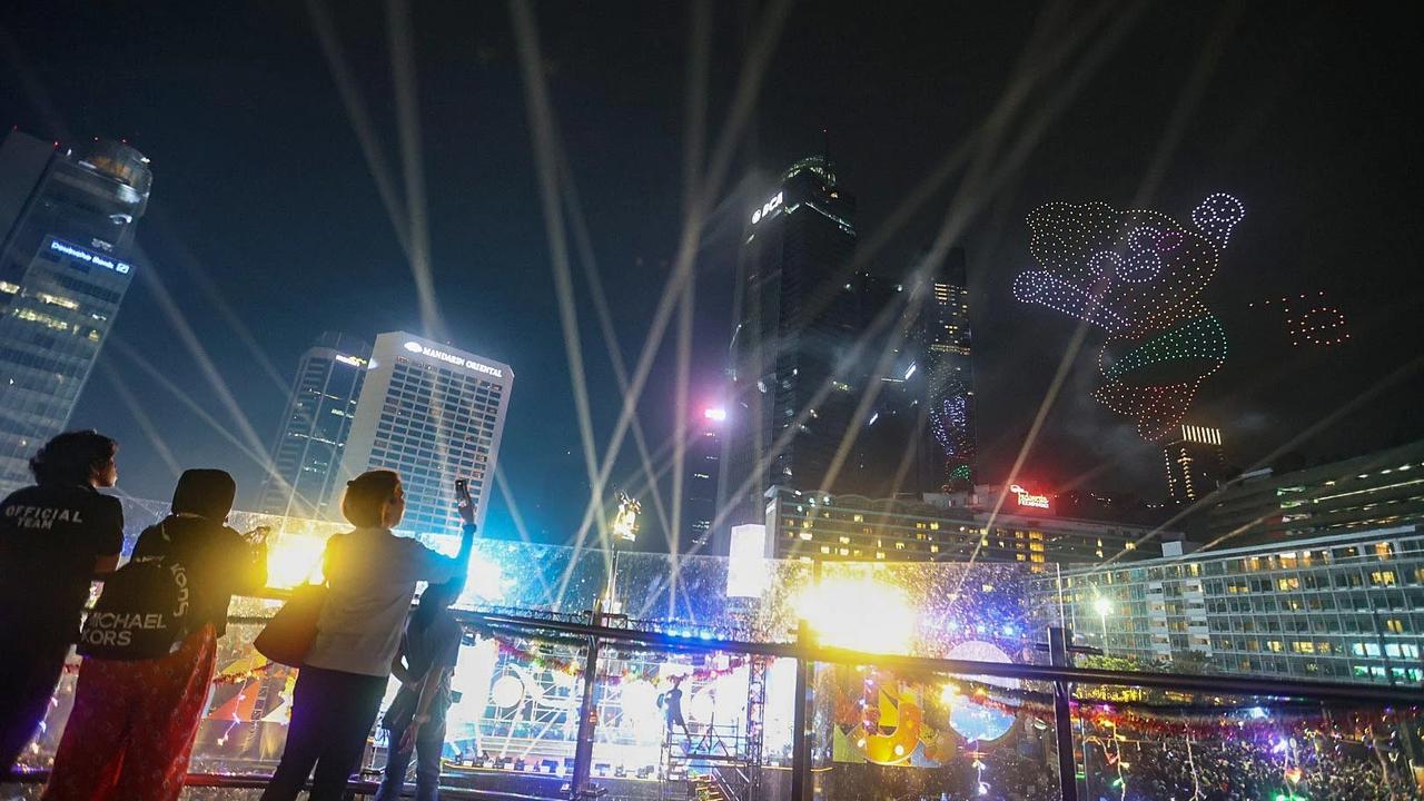 FOTO: Pertunjukan Drone Warnai Malam Tahun Baru 2026 di Bundaran HI