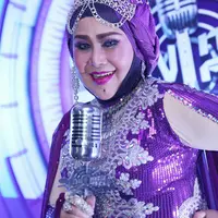Penyanyi dangdut senior, Elvy Sukaersih mendapat penghargaan Lifetime Achievement Award SCTV Music Awards 2016. Ia tidak menyangka mendapat penghargaan itu. (Nurwahyunan/Bintang.com)