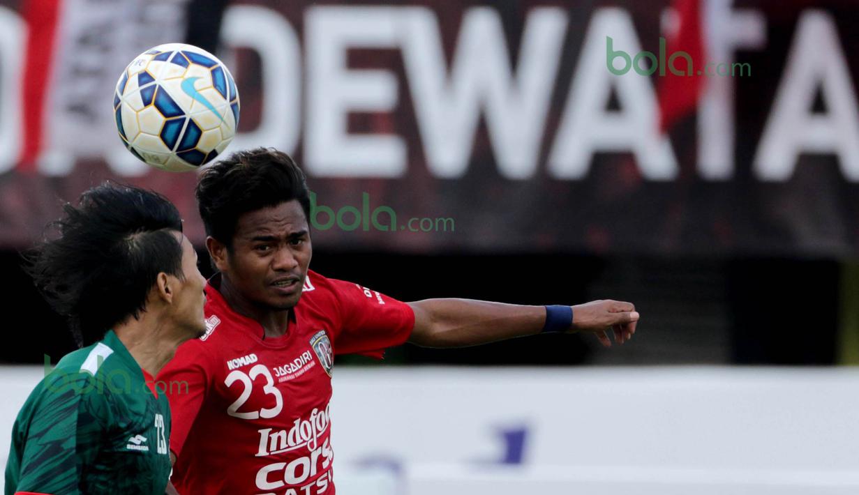 Aksi Ilham Udin gelandang Bali United (kanan) saat melawan PSS Sleman pada turnamen sepak bola Bali Island 2016 di Stadion Gelora Samudra, Kuta Bali, Selasa (23/2/2016). (Bola.com/Peksi Cahyo)