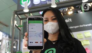 Model menunjukkan aplikasi Gojek melalui GoTransit saat peluncuran di Stasiun Juanda, Jakarta, Rabu (22/06/2022). Melalui kolaborasi antara Gojek, layanan on-demand ekosistem GoTo dan PT Kereta Commuter Indonesia (PT KCI), kedua perusahaan menghadirkan perjalanan full mile multi-moda terintegrasi untuk memudahkan masyarakat dan mendukung visi pemerintah dalam menggalakkan penggunaan transportasi publik. (Liputan6.com/HO/Ading)
