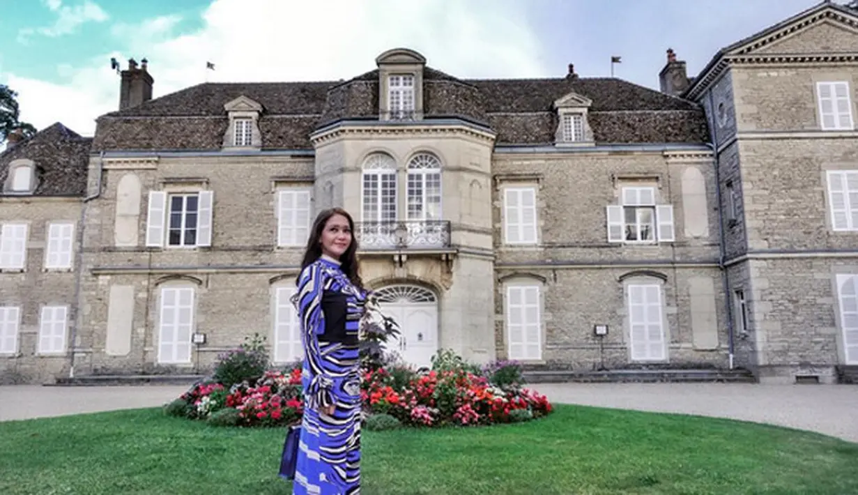 Keterangan foto dengan bahasa Jawa itu bisa diartikan, Kebo artinya Kerbau. Orang desa yang tidak pernah melihat kerbau, sekarang kumpul sama kerbau, jepret jepret, jadi fotonya, dasar ndeso. (Instagram/maiaestiantyreal)