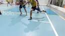 Para Pebasket Merpati Bali tengah serius berlatih di Futsal Hut, Asaba Arena, Jumat (20/1/2017). Latihan ini guna persiapan mengikuti kompetisi "Merpati Bali Basketball Challenge" di Denpasar, Bali, 2-7 Februari 2017. (Bola.com/Nicklas Hanoatubun)