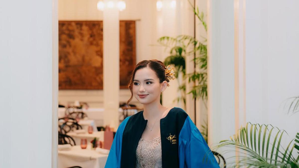 Lulus Double Degree, Sarah Menzel Tampil Menawan dalam Balutan Kebaya Bali Bernuansa Cokelat