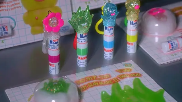 Bag Charm Berevolusi dari Hand Sanitizer, Lipstik, sampai Inhaeler, Semua Bisa Digantung