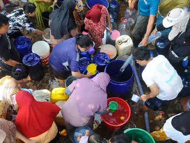 Warga berebut air bersih yang didistribusikan oleh Relawan Gerak Bareng di Desa Karihkil, Ciseeng, Bogor, Minggu (10/09/2023). (merdeka.com/Arie Basuki)
