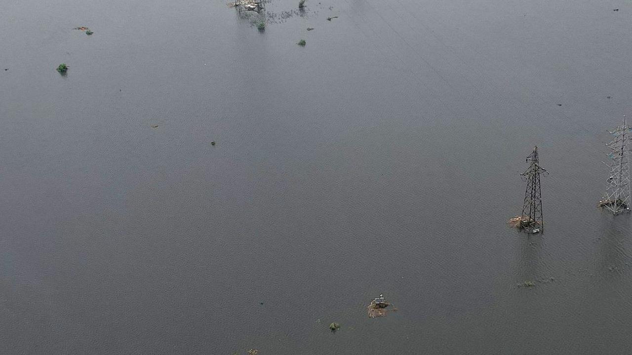 Genangan banjir juga terlihat meluas hingga merendam banyak menara sumber tegangan tinggi.