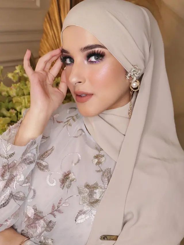 7 Potret Tasya Farasya dengan Balutan Hijab, Cantik Memesona