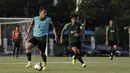 Pemain Timnas Indonesia U-22, Egy Maulana, mengontrol bola saat latihan di Lapangan G, Senayan, Jakarta, Sabtu (5/10). Latihan ini merupakan persiapan menjelang SEA Games 2019. (Bola.com/Yoppy Renato)