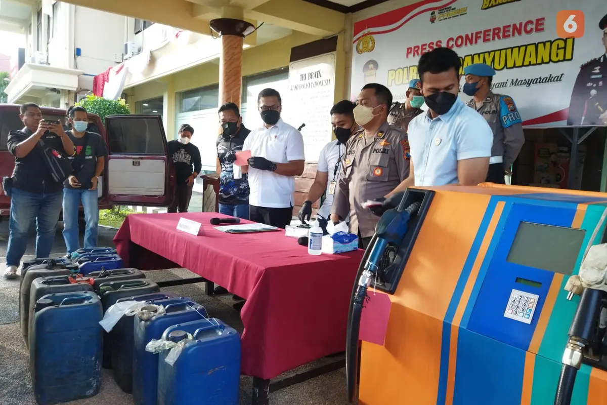 Sejumlah barang bukti dalam kasus dugaan penimbunan BBM dihadirkan dalam pers konference di Mapolresta Banyuwangi (Hermawan Arifianto/Liputan6.com)