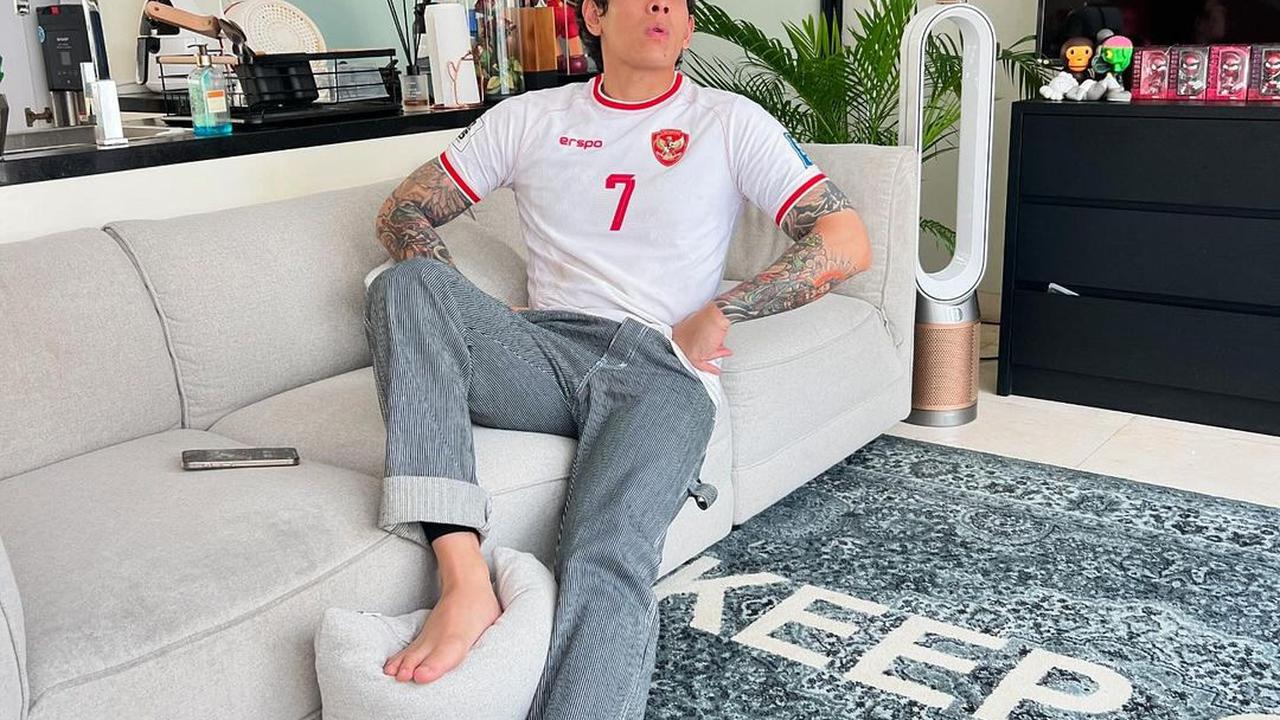 Marselino Ferdinand Tepati Janji, Ganindra Bimo Terima Jersey Kemenangan Timnas Indonesia vs Arab Saudi