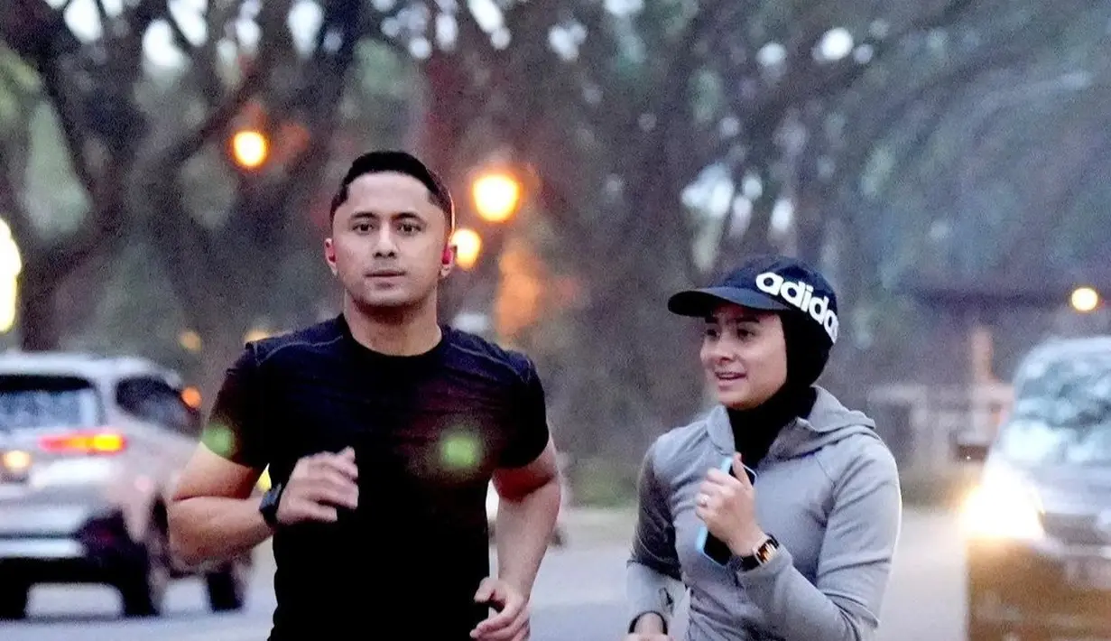 Agar selalu sehat, Sonya Fatmala dan Hengky Kurniawan juga sering kali olahraga bareng