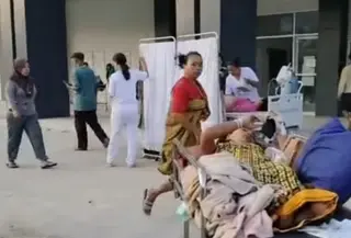 Pasien di RSUD Komodo, Labuan Bajo saat dievakuasi pascagempa (Liputan6.com/Ola Keda)
