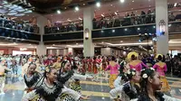 Kemeriahan Indonesia Menari 2025 yang diselenggarakan di mal Grand Indonesia, Jakarta Pusat, Minggu, 12 Oktober 2025. (dok. Liputan6.com/Sabrina Aulia Putri)