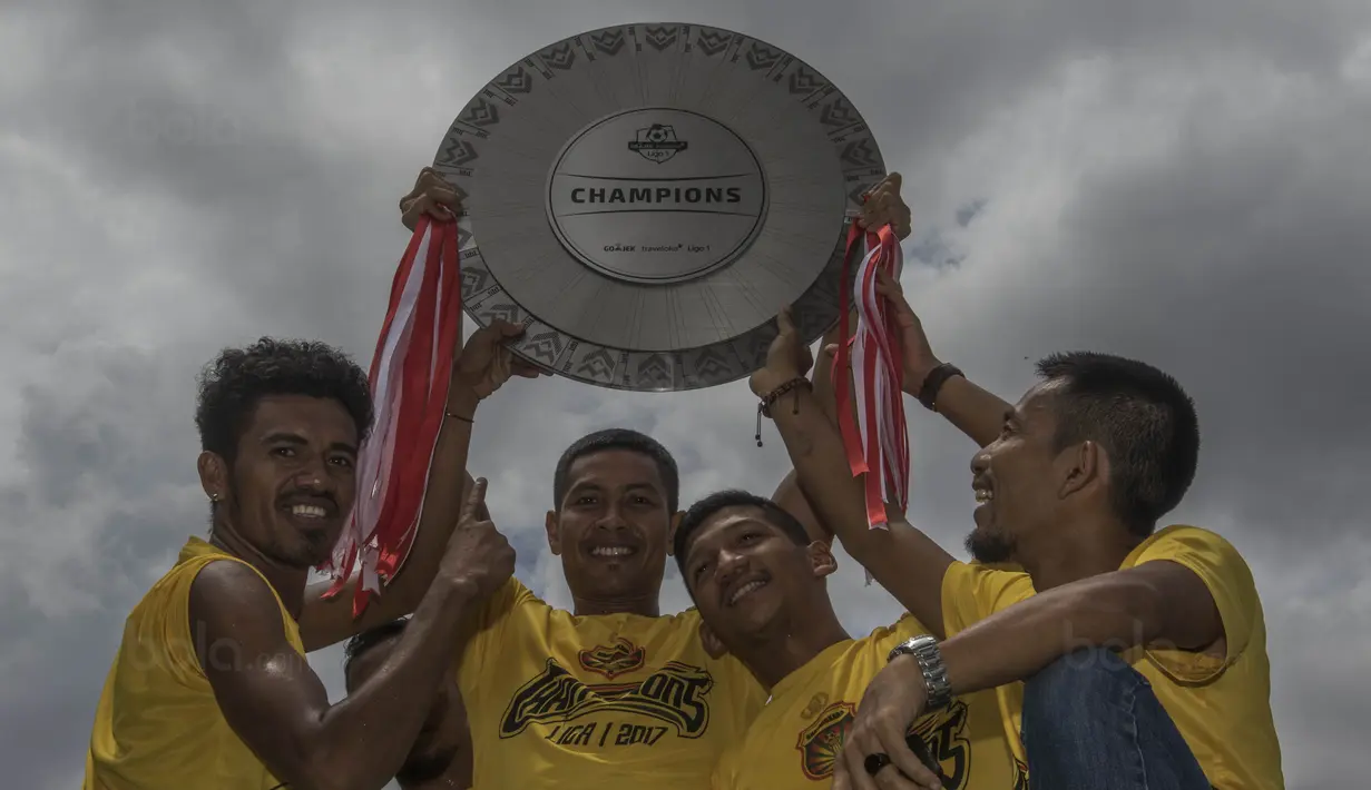 Pemain Bhayangkara FC merayakan gelar juara Liga 1 dengan konvoi dari Lapangan Bhayangkara menuju PTIK, Jakarta, Selasa (12/12/2017). Polri memberikan penghargaan kepada pemain dan official Bhayangkara FC. (Bola.com/Vitalis Yogi Trisna)
