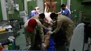 Seekor unta diangkat dengan crane usai menjalani operasi di rumah sakit khusus unta di Dubai, Uni Emirat Arab. Rumah sakit ini dibangun dengan biaya sekitar 10,9 juta dolar AS dengan harapan bisa mengobati masalah kesehatan mamalia berpunuk yang menjadi ikon UEA. (PATRICK BAZ/DUBAI MEDIA OFFICE/AFP)