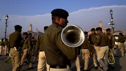 Anggota band musik paramiliter India bersiap untuk berlatih pawai untuk parade hari Republik mendatang di New Delhi, India, Kamis (19/1/2023). Parade tersebut mencakup pameran bersemangat dan kendaraan berhias lainnya, dan secara tradisional diakhiri dengan flypast oleh jet milik AU India. (AP Photo/Manish Swarup)