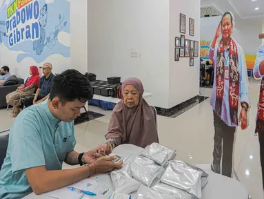 Seorang warga mengikuti peemriksaan kesehatan gratis yang digelar Tim Kampanye Nasional (TKN) Prabowo Subianto-Gibran Rakabuming Raka di TKN Fanta HQ, Menteng, Jakarta Pusat, Rabu (6/12/2023). (Liputan6.com/Faizal Fanani)