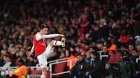 Reaksi pemain Arsenal, Mesut Ozil, saat diganti pada laga kontra Manchester City di Emirates Stadium, Minggu (16/12/2019). (AFP/Ben Stansall)