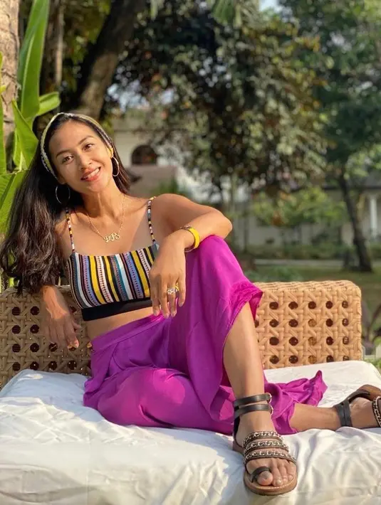 Dalam potret lainnya, Diah tampil memukau berbalut stripped bra dengan celana kulot warna pink. (Instagram/dps_diahpermatasari).