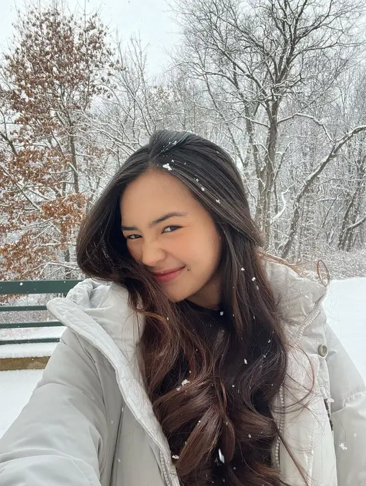 Terakhir adalah Beby Tsabina. Lihat di sini potret selfienya di tengah salju, menunjukkan wajah tanpa riasan dan rambut panjang bergelombangnya yang indah. Mana rambut panjang yang jadi favoritmu, Sahabat FIMELA? Foto: Instagram.