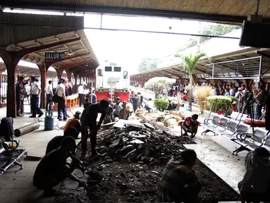 PT KAI langsung melakukan perbaikan tempat tunggu penumpang yang rusak dihantam lokomotif di Stasiun Kota, Jakarta (26/12/2014). (Liputan6.com/Faizal Fanani)