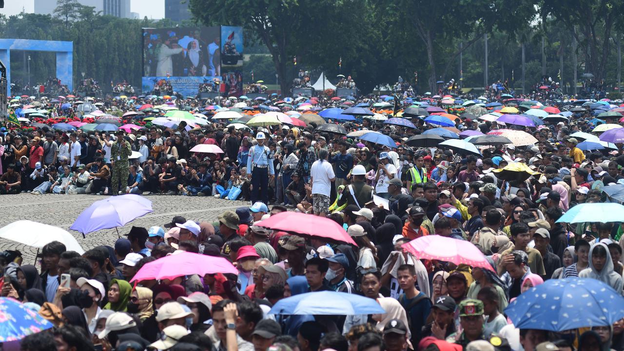 FOTO: Ribuan Warga Padati Monas Saksikan Kemegahan Parade HUT ke-80 TNI