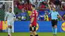 Pemain Portugal, Cristiano Ronaldo (kiri) mendapatkan kartu kuning dari wasit saat laga Grup F Euro 2024 melawan Georgia di Arena AufSchalke, Gelsenkirchen, Jerman, Kamis (27/06/2024) dini hari WIB. (AP Photo/Alessandra Tarantino)
