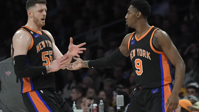 Selebrasi pemain Knicks saat menang di kandang Lakers pada lanjutan NBA
