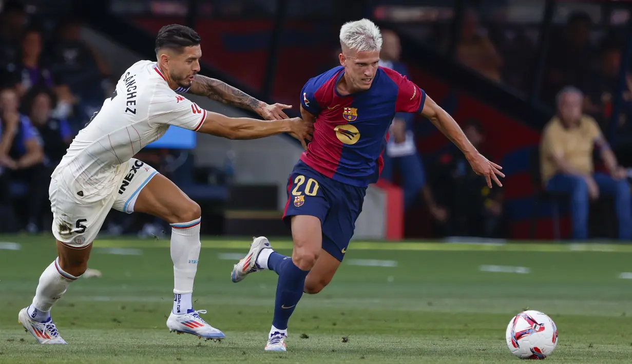 Pemain Barcelona, Dani Olmo (kanan) berebut bola dengan pemain Valladolid, Javi Sanchez pada laga lanjutan Liga Spanyol 2024/2025 di Olympic Stadium, Barcelona, Spanyol, Sabtu (31/08/2024). (AP Photo/Joan Monfort)