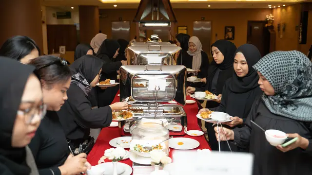 Peserta menikmati jamuan makan bersama pada akhir acara.