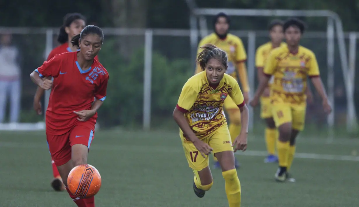 Bek Sumatra Selatan, Octavianti Dwi, menggiring bola saat melawan Bangka Belitung pada laga final Piala Pertiwi di NYTC Sawangan, Depok, Jumat (3/5). Sumsel menang 2-1 atas Babel. (Bola.com/Vitalis Yogi Trisna)