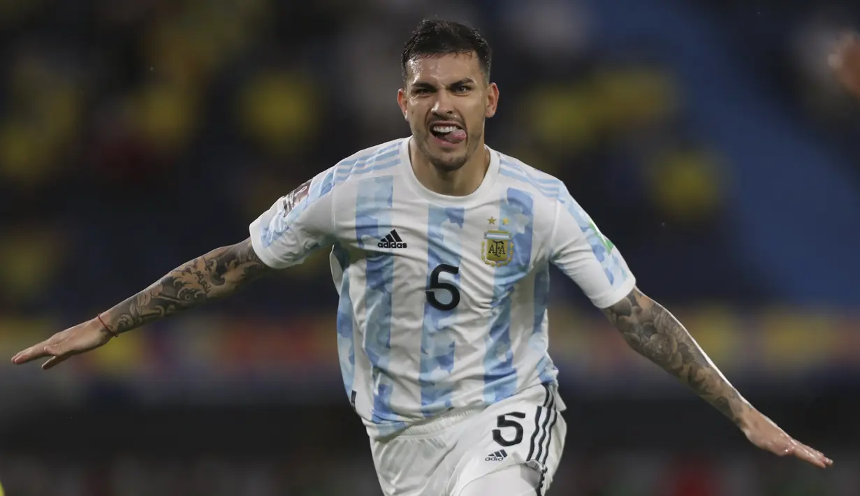 Gelandang timnas Argentina, Leandro Paredes merayakan gol kedua timnya yang dicetak ke gawang Kolombia pada laga lanjutan Kualifikasi Piala Dunia 2022 Zona Amerika Selatan di Stadion Metropolitano, Rabu (9/6/2021) pagi WIB. Argentina bermain imbang 2-2 dengan Kolombia. (AP Photo/Fernando Vergara)