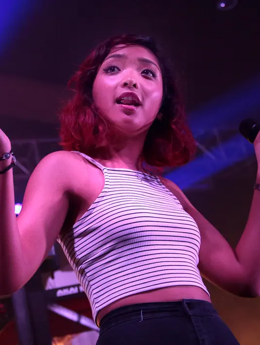 Di akhir penampilan, penonton sempat meneriakkan kata-kata untuk encore. Namun sayang para member Clean Bandit memilih untuk menutup konser yang sedang berada di titik klimaks. (Galih W. Satria/Bintang.com)